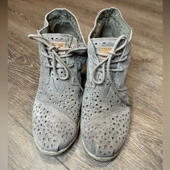 TOMS Laser cut Suede Wedge Booties • Espadrille - Picture 3 of 13